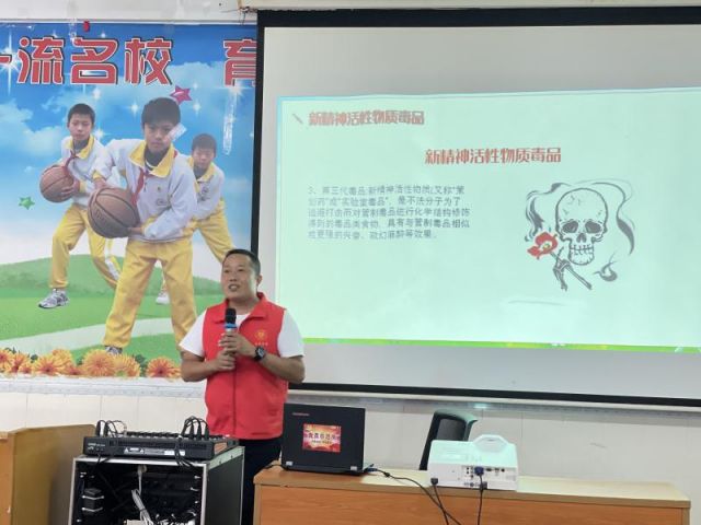 禁毒宣傳進(jìn)校園，讓青春綠色無毒 (3).jpg